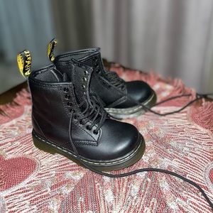SIZE 7 BLACK DR.Martens BLACK BOOTS GIRLS